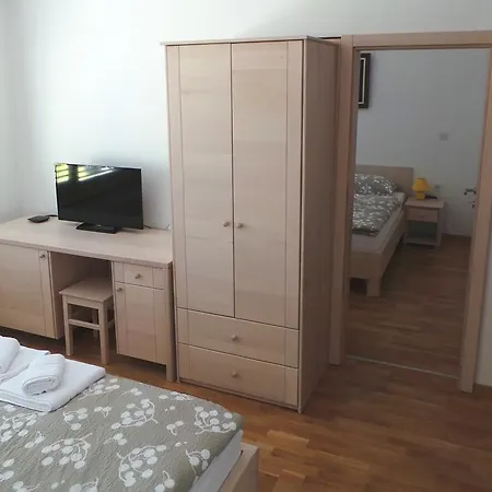 Bed & Breakfast Julija 3*